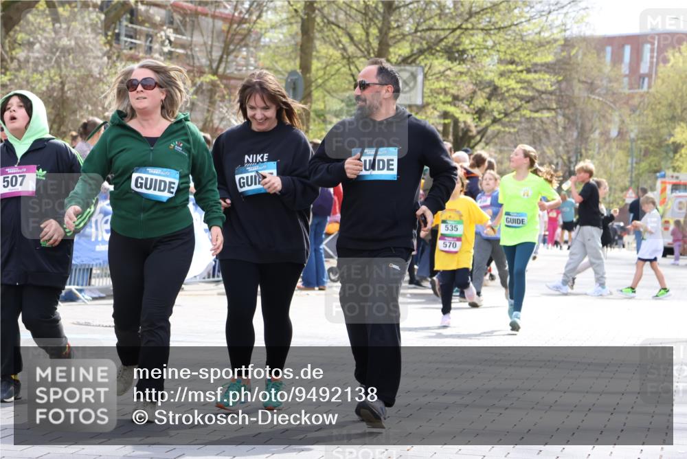 12.04.2026 - 45. Internationalen Wilhelmsburger Insellauf Strokosch-Dieckow http://msf.ph/oto/9492138 12.04.2026 14:52:14 Ziel 349, 581, 570, 354, 507 meine-sportfotos.de