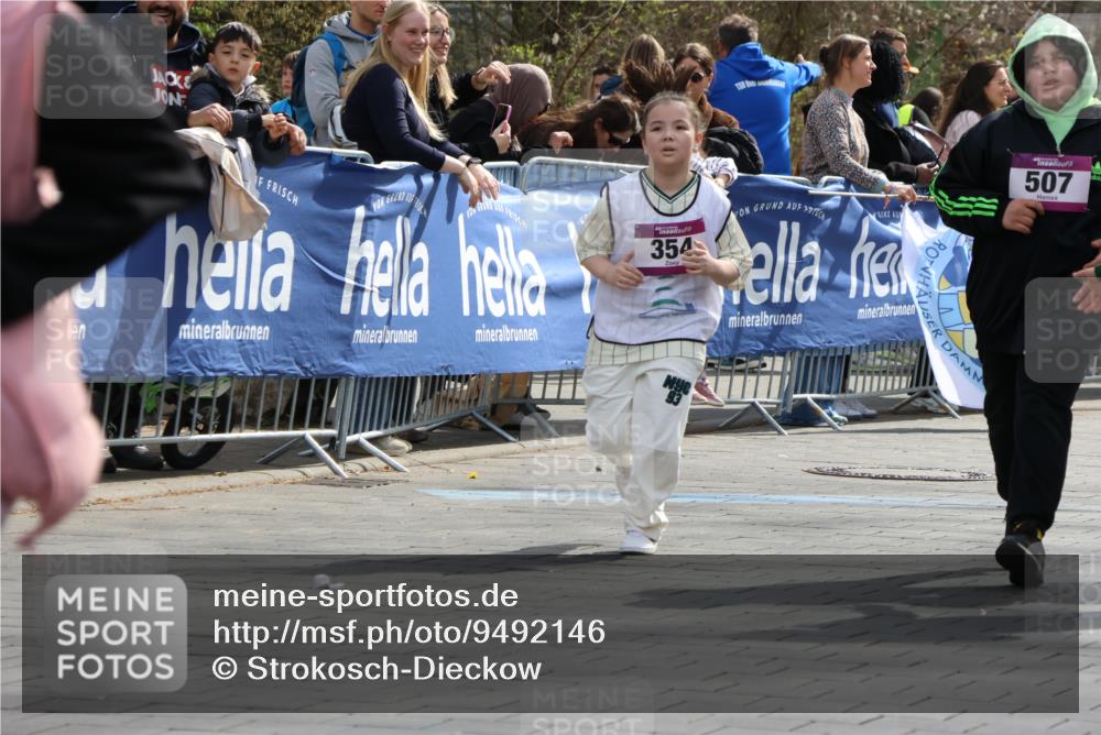 12.04.2026 - 45. Internationalen Wilhelmsburger Insellauf Strokosch-Dieckow http://msf.ph/oto/9492146 12.04.2026 14:52:13 Ziel 349, 581 meine-sportfotos.de