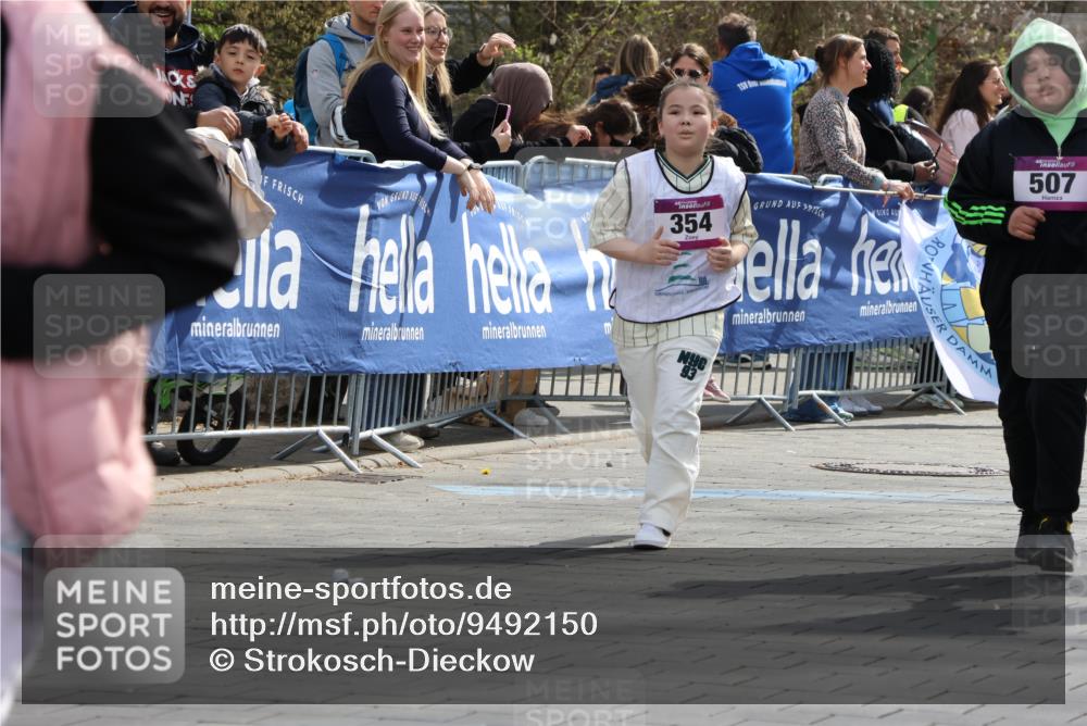 12.04.2026 - 45. Internationalen Wilhelmsburger Insellauf Strokosch-Dieckow http://msf.ph/oto/9492150 12.04.2026 14:52:13 Ziel 349, 581 meine-sportfotos.de