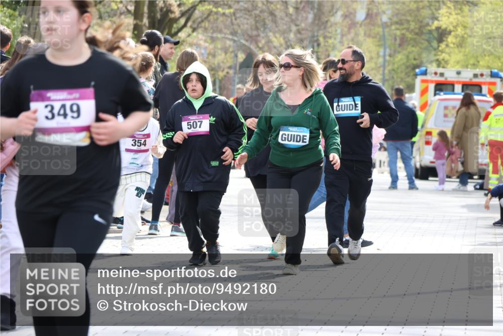 12.04.2026 - 45. Internationalen Wilhelmsburger Insellauf Strokosch-Dieckow http://msf.ph/oto/9492180 12.04.2026 14:52:09 Ziel 341, 349, 581 meine-sportfotos.de