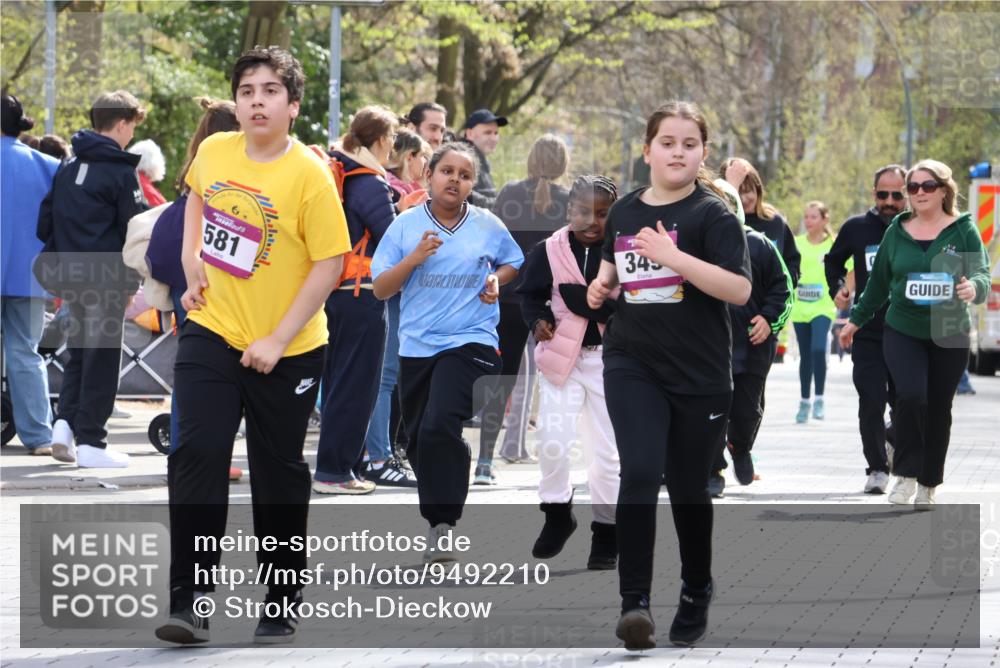 12.04.2026 - 45. Internationalen Wilhelmsburger Insellauf Strokosch-Dieckow http://msf.ph/oto/9492210 12.04.2026 14:52:07 Ziel 341, 349 meine-sportfotos.de
