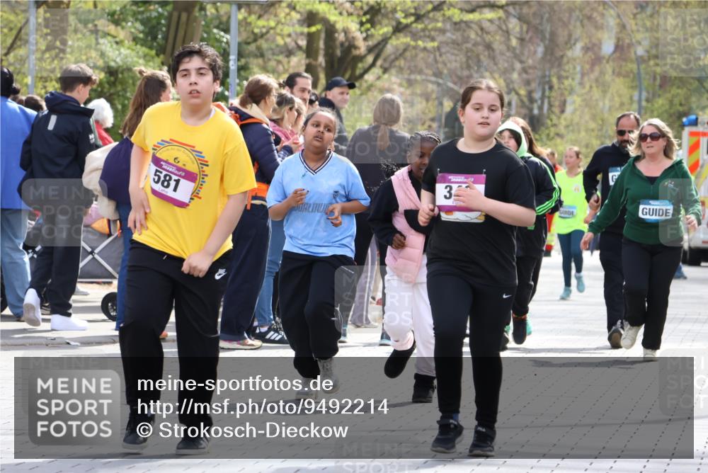 12.04.2026 - 45. Internationalen Wilhelmsburger Insellauf Strokosch-Dieckow http://msf.ph/oto/9492214 12.04.2026 14:52:07 Ziel 341, 349 meine-sportfotos.de