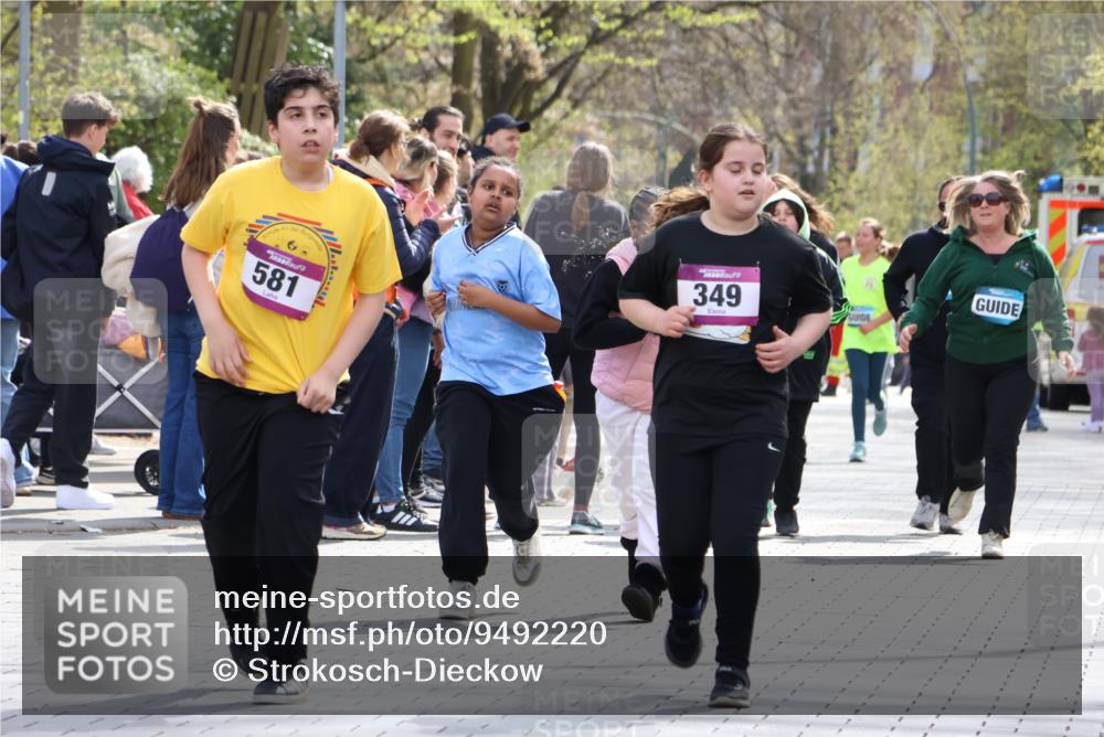 12.04.2026 - 45. Internationalen Wilhelmsburger Insellauf Strokosch-Dieckow http://msf.ph/oto/9492220 12.04.2026 14:52:07 Ziel 341, 349 meine-sportfotos.de