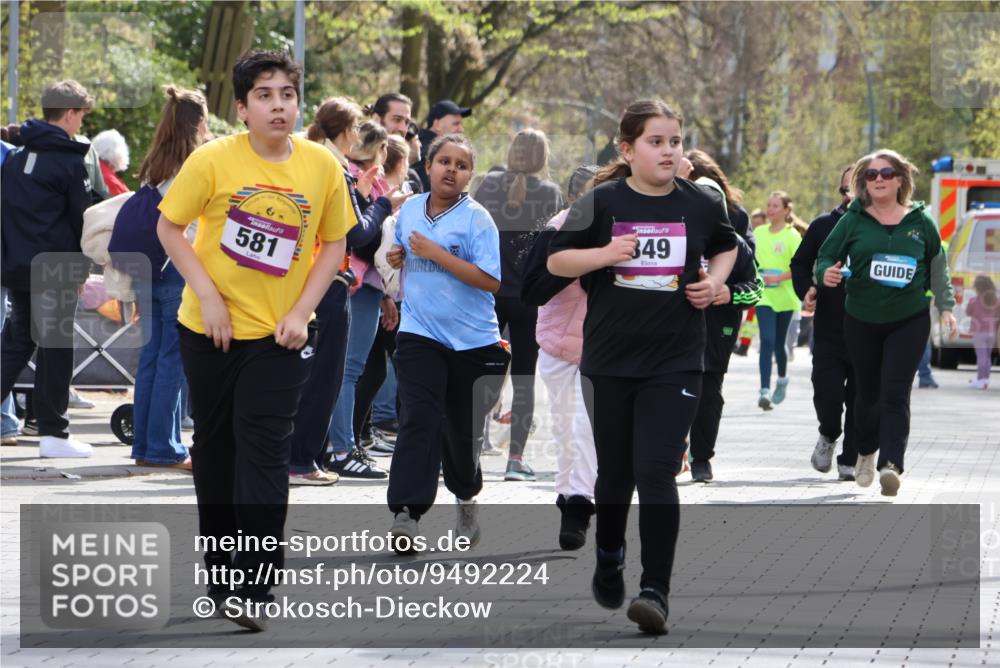 12.04.2026 - 45. Internationalen Wilhelmsburger Insellauf Strokosch-Dieckow http://msf.ph/oto/9492224 12.04.2026 14:52:07 Ziel 341, 349 meine-sportfotos.de
