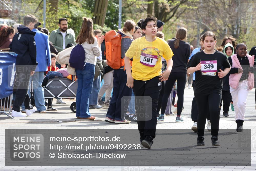 12.04.2026 - 45. Internationalen Wilhelmsburger Insellauf Strokosch-Dieckow http://msf.ph/oto/9492238 12.04.2026 14:52:05 Ziel 114, 341 meine-sportfotos.de