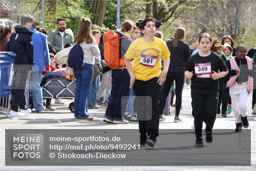 12.04.2026 - 45. Internationalen Wilhelmsburger Insellauf Strokosch-Dieckow http://msf.ph/oto/9492241 12.04.2026 14:52:05 Ziel 114, 341 meine-sportfotos.de