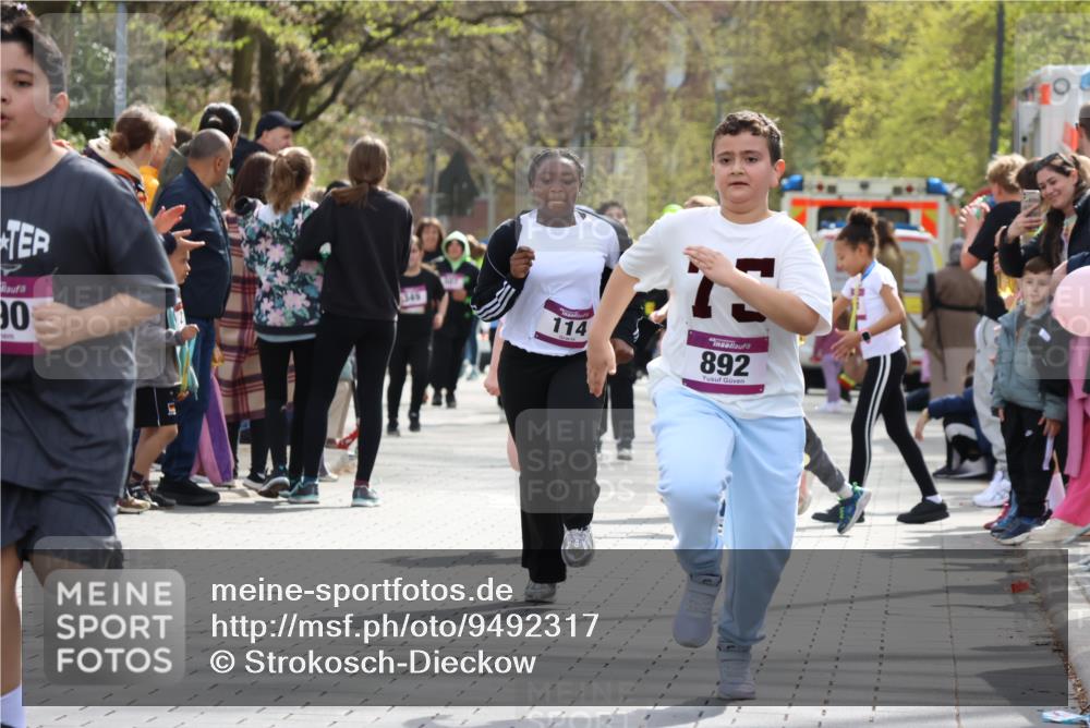 12.04.2026 - 45. Internationalen Wilhelmsburger Insellauf Strokosch-Dieckow http://msf.ph/oto/9492317 12.04.2026 14:51:56 Ziel 520, 350, 892, 490, 114 meine-sportfotos.de