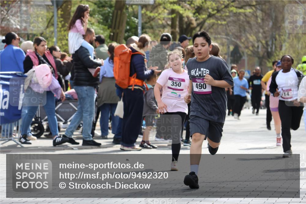 12.04.2026 - 45. Internationalen Wilhelmsburger Insellauf Strokosch-Dieckow http://msf.ph/oto/9492320 12.04.2026 14:51:55 Ziel 520, 350, 892, 490, 114 meine-sportfotos.de