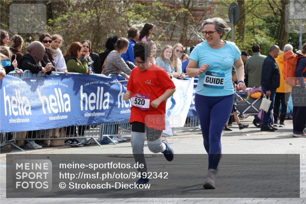 12.04.2026 - 45. Internationalen Wilhelmsburger Insellauf Strokosch-Dieckow http://msf.ph/oto/9492342 12.04.2026 14:51:51 Ziel 394, 520, 350 meine-sportfotos.de