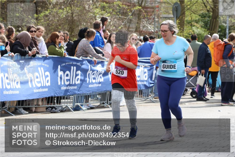 12.04.2026 - 45. Internationalen Wilhelmsburger Insellauf Strokosch-Dieckow http://msf.ph/oto/9492354 12.04.2026 14:51:51 Ziel 394, 520, 350 meine-sportfotos.de