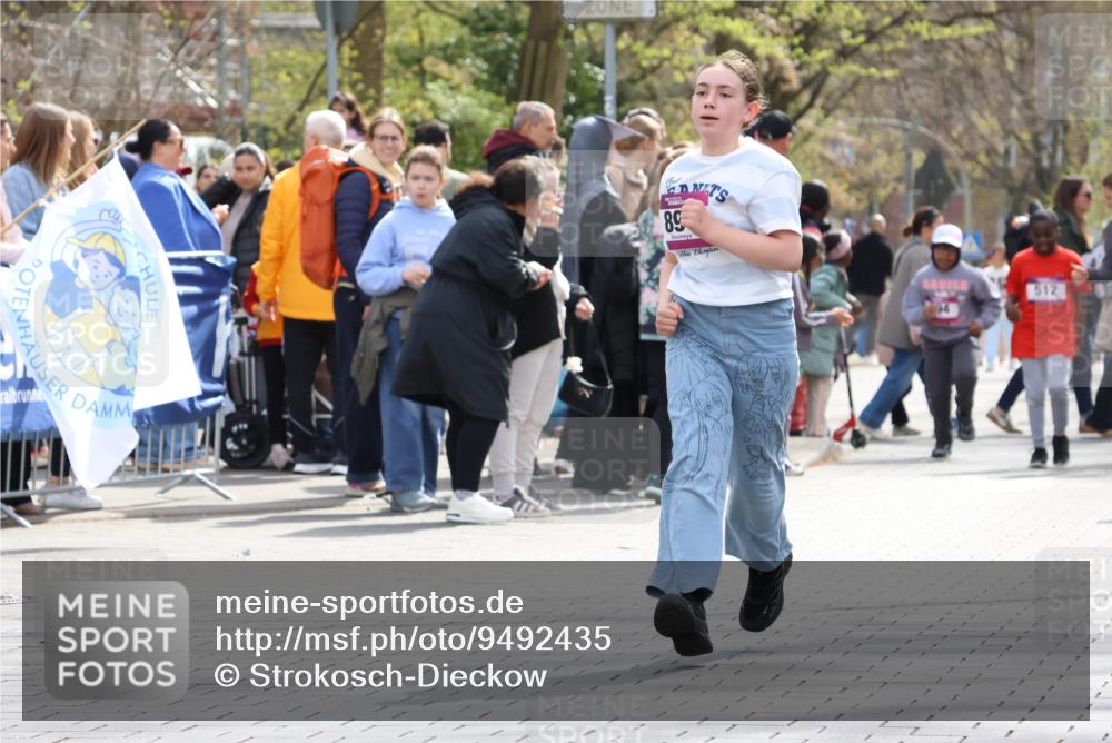 12.04.2026 - 45. Internationalen Wilhelmsburger Insellauf Strokosch-Dieckow http://msf.ph/oto/9492435 12.04.2026 14:51:35 Ziel 1071, 523, 363, 342, 505, 891, 512 meine-sportfotos.de