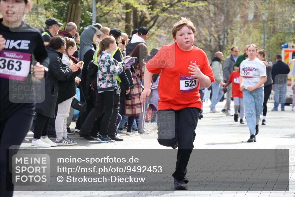 12.04.2026 - 45. Internationalen Wilhelmsburger Insellauf Strokosch-Dieckow http://msf.ph/oto/9492453 12.04.2026 14:51:31 Ziel 390, 399, 884, 648, 1071, 523, 363, 342, 505 meine-sportfotos.de