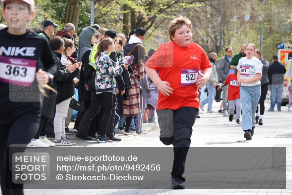 12.04.2026 - 45. Internationalen Wilhelmsburger Insellauf Strokosch-Dieckow http://msf.ph/oto/9492456 12.04.2026 14:51:31 Ziel 390, 399, 884, 648, 1071, 523, 363, 342, 505 meine-sportfotos.de