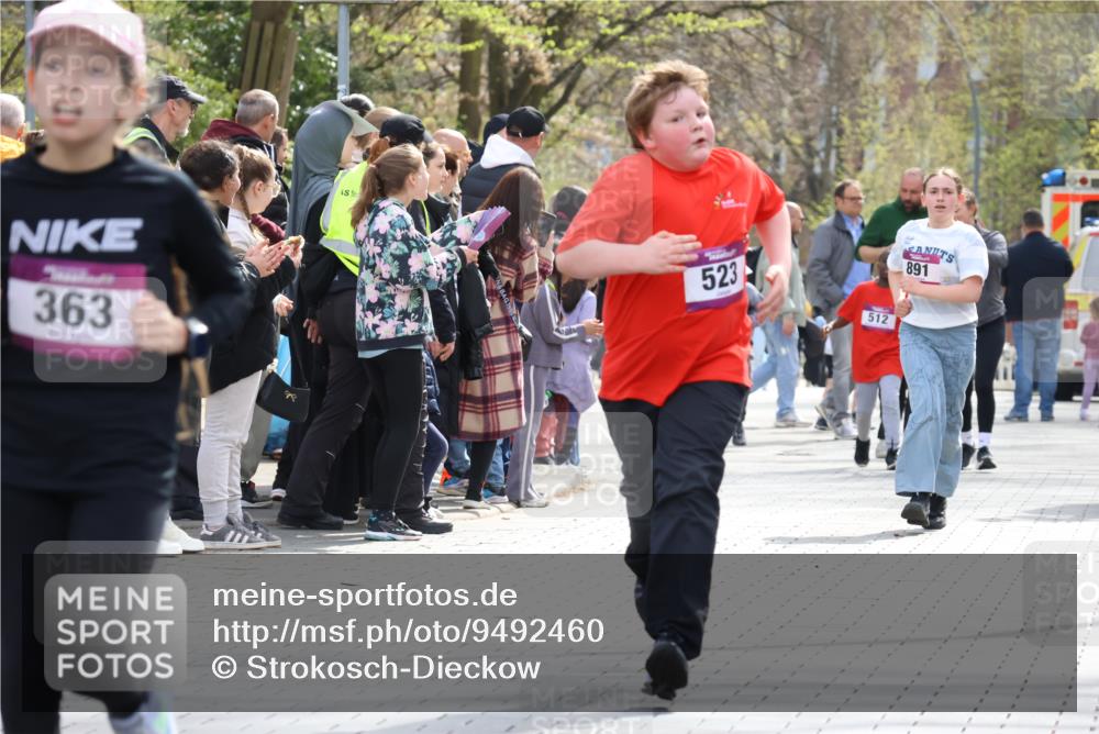 12.04.2026 - 45. Internationalen Wilhelmsburger Insellauf Strokosch-Dieckow http://msf.ph/oto/9492460 12.04.2026 14:51:31 Ziel 390, 399, 884, 648, 1071, 523, 363, 342, 505 meine-sportfotos.de