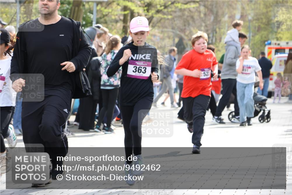 12.04.2026 - 45. Internationalen Wilhelmsburger Insellauf Strokosch-Dieckow http://msf.ph/oto/9492462 12.04.2026 14:51:30 Ziel 390, 399, 884, 648, 1071, 523, 363, 342, 505 meine-sportfotos.de