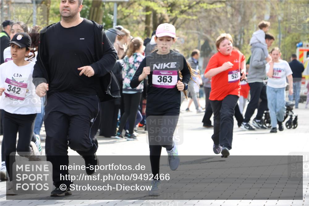 12.04.2026 - 45. Internationalen Wilhelmsburger Insellauf Strokosch-Dieckow http://msf.ph/oto/9492466 12.04.2026 14:51:30 Ziel 390, 399, 884, 648, 1071, 523, 363, 342, 505 meine-sportfotos.de