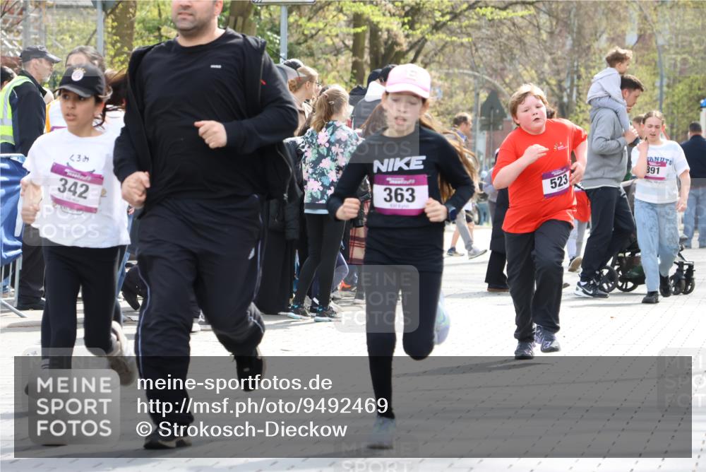 12.04.2026 - 45. Internationalen Wilhelmsburger Insellauf Strokosch-Dieckow http://msf.ph/oto/9492469 12.04.2026 14:51:30 Ziel 390, 399, 884, 648, 1071, 523, 363, 342, 505 meine-sportfotos.de