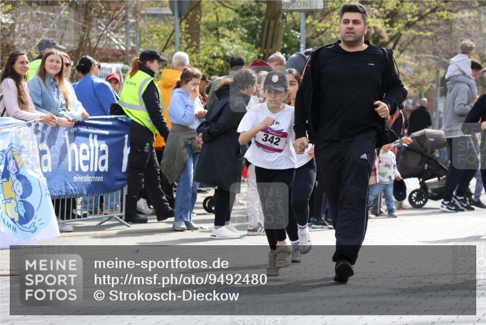 12.04.2026 - 45. Internationalen Wilhelmsburger Insellauf Strokosch-Dieckow http://msf.ph/oto/9492480 12.04.2026 14:51:29 Ziel 390, 399, 884, 648, 1071, 523, 363, 342, 505 meine-sportfotos.de