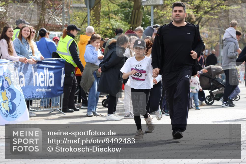 12.04.2026 - 45. Internationalen Wilhelmsburger Insellauf Strokosch-Dieckow http://msf.ph/oto/9492483 12.04.2026 14:51:29 Ziel 390, 399, 884, 648, 1071, 523, 363, 342, 505 meine-sportfotos.de
