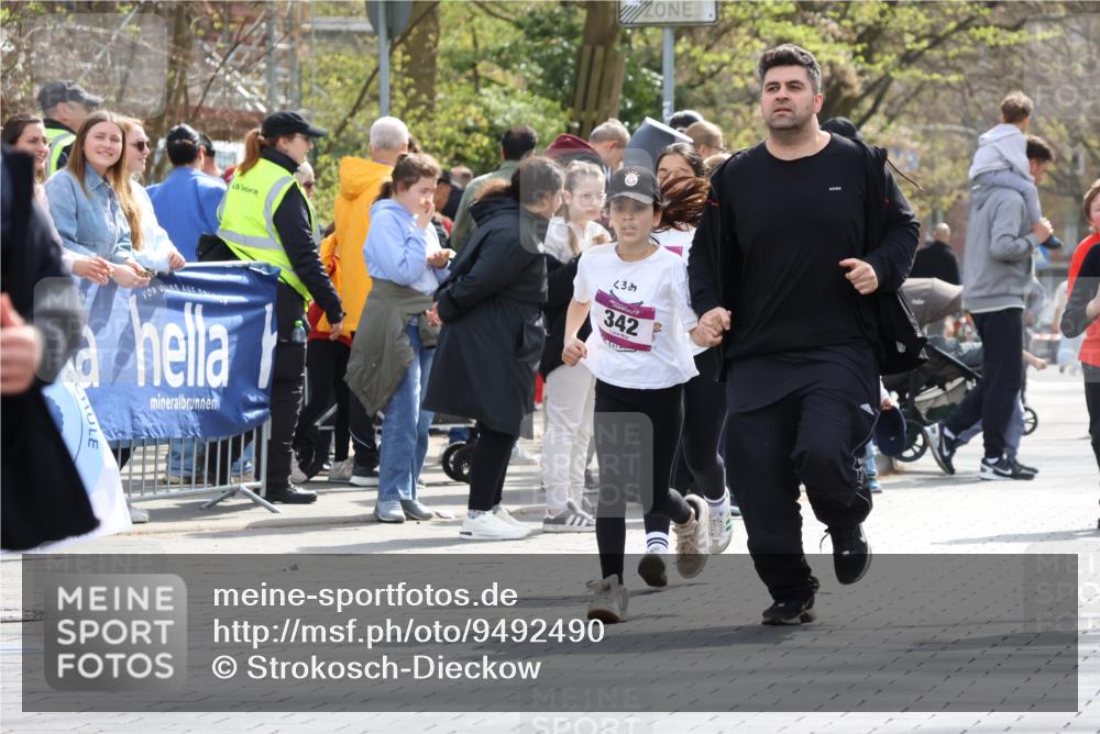 12.04.2026 - 45. Internationalen Wilhelmsburger Insellauf Strokosch-Dieckow http://msf.ph/oto/9492490 12.04.2026 14:51:29 Ziel 390, 399, 884, 648, 1071, 523, 363, 342, 505 meine-sportfotos.de