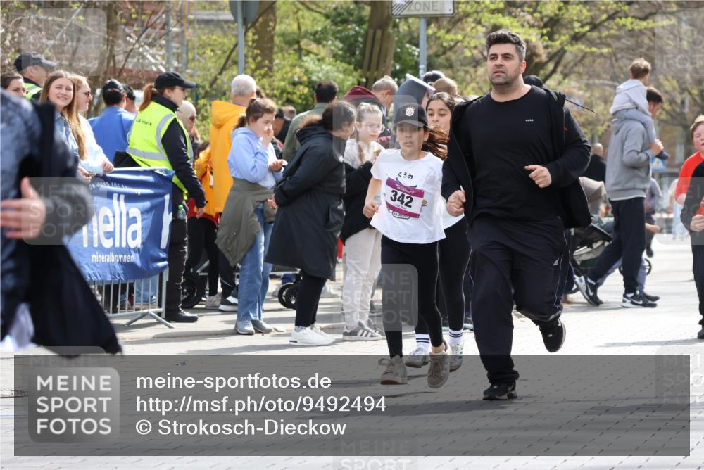 12.04.2026 - 45. Internationalen Wilhelmsburger Insellauf Strokosch-Dieckow http://msf.ph/oto/9492494 12.04.2026 14:51:29 Ziel 390, 399, 884, 648, 1071, 523, 363, 342, 505 meine-sportfotos.de
