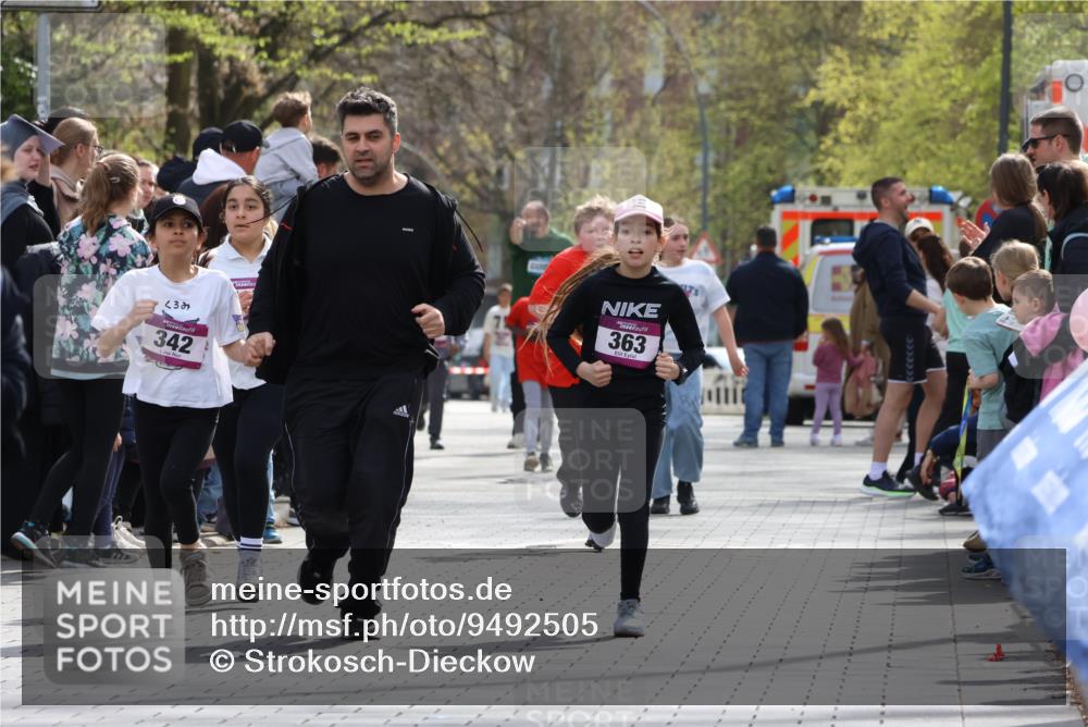 12.04.2026 - 45. Internationalen Wilhelmsburger Insellauf Strokosch-Dieckow http://msf.ph/oto/9492505 12.04.2026 14:51:27 Ziel 374, 390, 399, 884, 648, 1071, 523, 363 meine-sportfotos.de