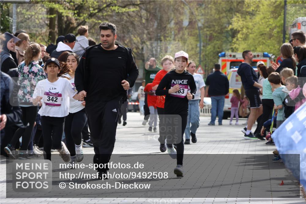 12.04.2026 - 45. Internationalen Wilhelmsburger Insellauf Strokosch-Dieckow http://msf.ph/oto/9492508 12.04.2026 14:51:27 Ziel 374, 390, 399, 884, 648, 1071, 523, 363 meine-sportfotos.de