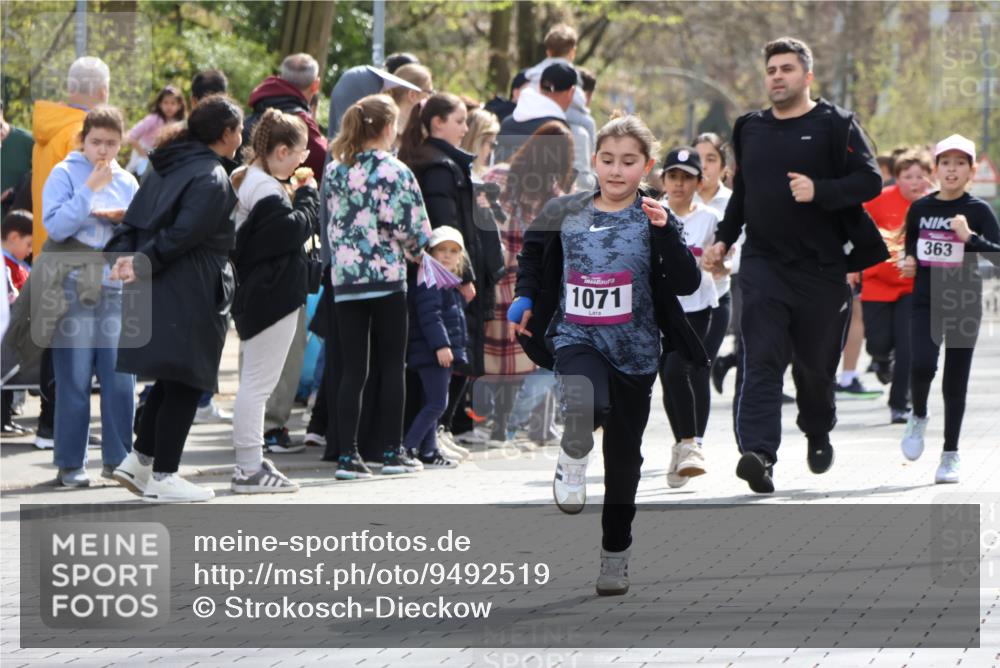 12.04.2026 - 45. Internationalen Wilhelmsburger Insellauf Strokosch-Dieckow http://msf.ph/oto/9492519 12.04.2026 14:51:26 Ziel 374, 390, 399, 884, 648, 1071 meine-sportfotos.de