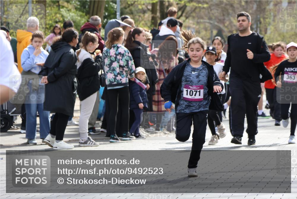 12.04.2026 - 45. Internationalen Wilhelmsburger Insellauf Strokosch-Dieckow http://msf.ph/oto/9492523 12.04.2026 14:51:26 Ziel 374, 390, 399, 884, 648, 1071 meine-sportfotos.de