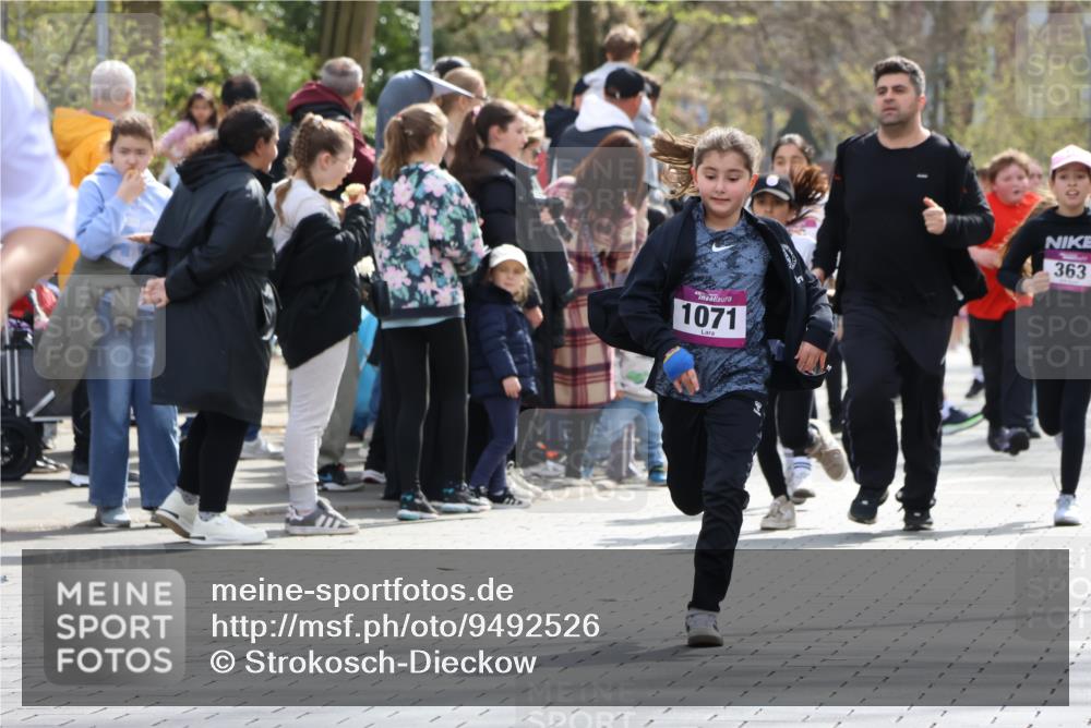 12.04.2026 - 45. Internationalen Wilhelmsburger Insellauf Strokosch-Dieckow http://msf.ph/oto/9492526 12.04.2026 14:51:26 Ziel 374, 390, 399, 884, 648, 1071 meine-sportfotos.de