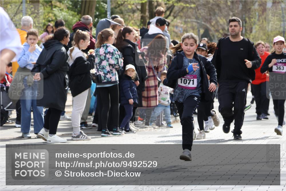 12.04.2026 - 45. Internationalen Wilhelmsburger Insellauf Strokosch-Dieckow http://msf.ph/oto/9492529 12.04.2026 14:51:26 Ziel 374, 390, 399, 884, 648, 1071 meine-sportfotos.de