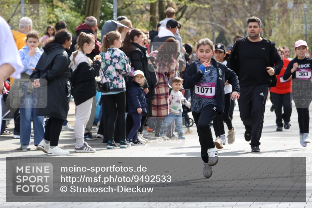 12.04.2026 - 45. Internationalen Wilhelmsburger Insellauf Strokosch-Dieckow http://msf.ph/oto/9492533 12.04.2026 14:51:26 Ziel 374, 390, 399, 884, 648, 1071 meine-sportfotos.de