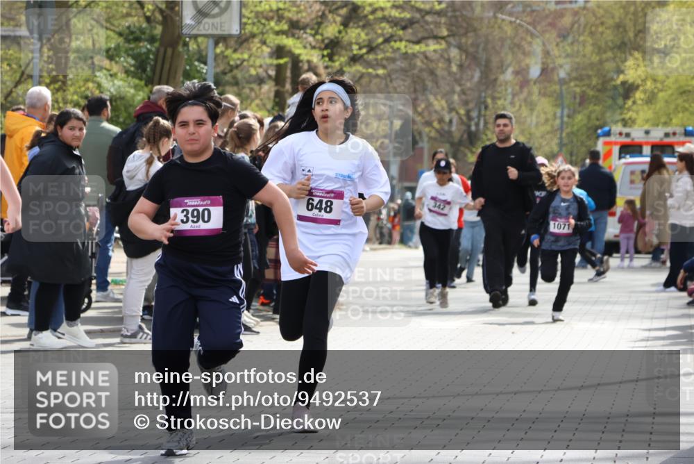 12.04.2026 - 45. Internationalen Wilhelmsburger Insellauf Strokosch-Dieckow http://msf.ph/oto/9492537 12.04.2026 14:51:23 Ziel 358, 1072, 374, 390, 399, 884, 648 meine-sportfotos.de