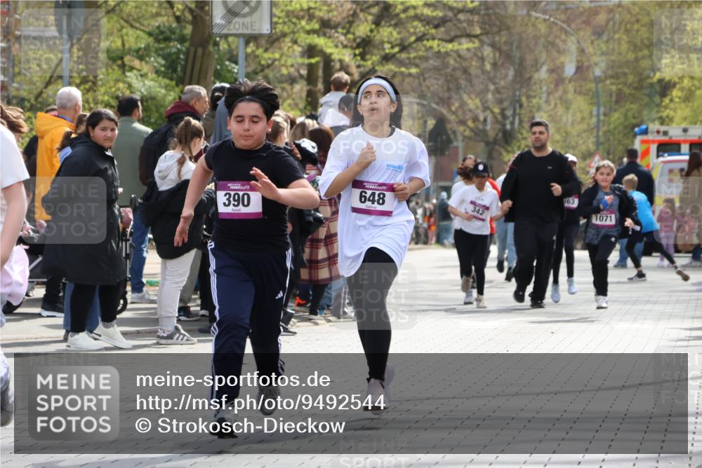 12.04.2026 - 45. Internationalen Wilhelmsburger Insellauf Strokosch-Dieckow http://msf.ph/oto/9492544 12.04.2026 14:51:23 Ziel 358, 1072, 374, 390, 399, 884, 648 meine-sportfotos.de