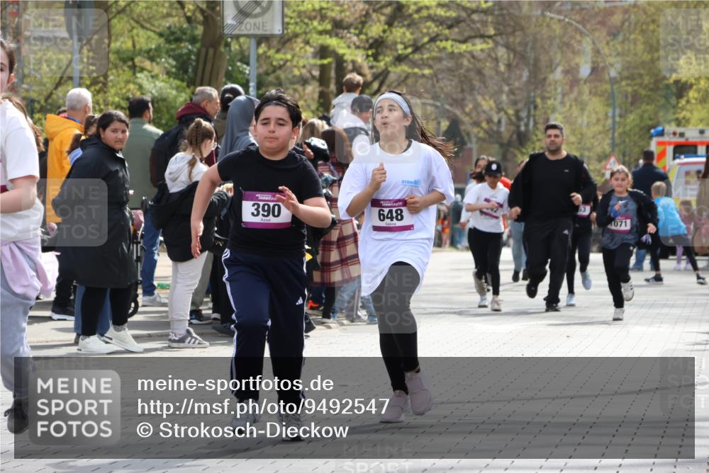 12.04.2026 - 45. Internationalen Wilhelmsburger Insellauf Strokosch-Dieckow http://msf.ph/oto/9492547 12.04.2026 14:51:23 Ziel 358, 1072, 374, 390, 399, 884, 648 meine-sportfotos.de