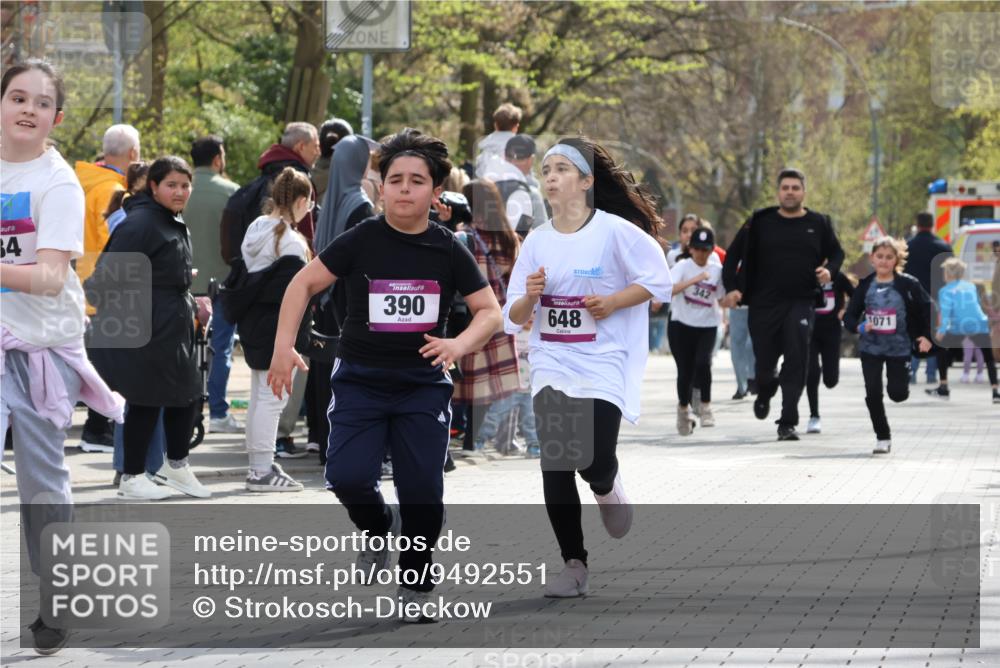 12.04.2026 - 45. Internationalen Wilhelmsburger Insellauf Strokosch-Dieckow http://msf.ph/oto/9492551 12.04.2026 14:51:23 Ziel 358, 1072, 374, 390, 399, 884, 648 meine-sportfotos.de