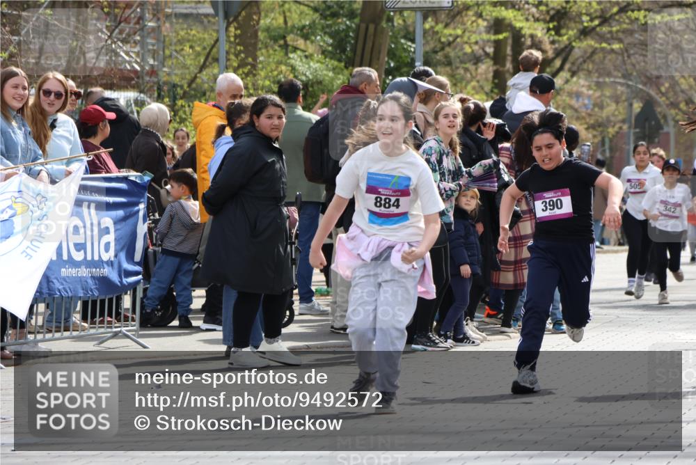 12.04.2026 - 45. Internationalen Wilhelmsburger Insellauf Strokosch-Dieckow http://msf.ph/oto/9492572 12.04.2026 14:51:22 Ziel 358, 1072, 374, 390, 399, 884, 648 meine-sportfotos.de