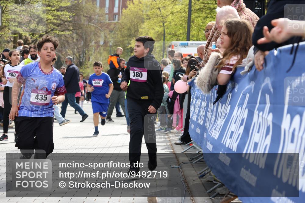 12.04.2026 - 45. Internationalen Wilhelmsburger Insellauf Strokosch-Dieckow http://msf.ph/oto/9492719 12.04.2026 14:51:07 Ziel 1047, 1074, 1054, 1843, 380, 435, 1051, 544, 444 meine-sportfotos.de