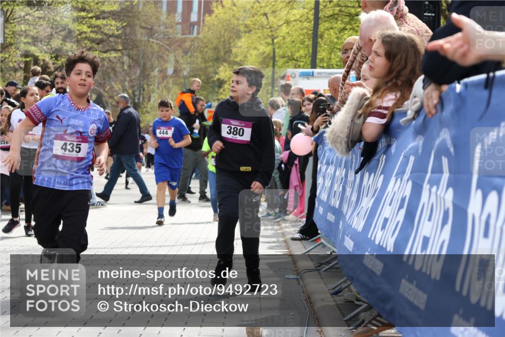 12.04.2026 - 45. Internationalen Wilhelmsburger Insellauf Strokosch-Dieckow http://msf.ph/oto/9492723 12.04.2026 14:51:07 Ziel 1047, 1074, 1054, 1843, 380, 435, 1051, 544, 444 meine-sportfotos.de