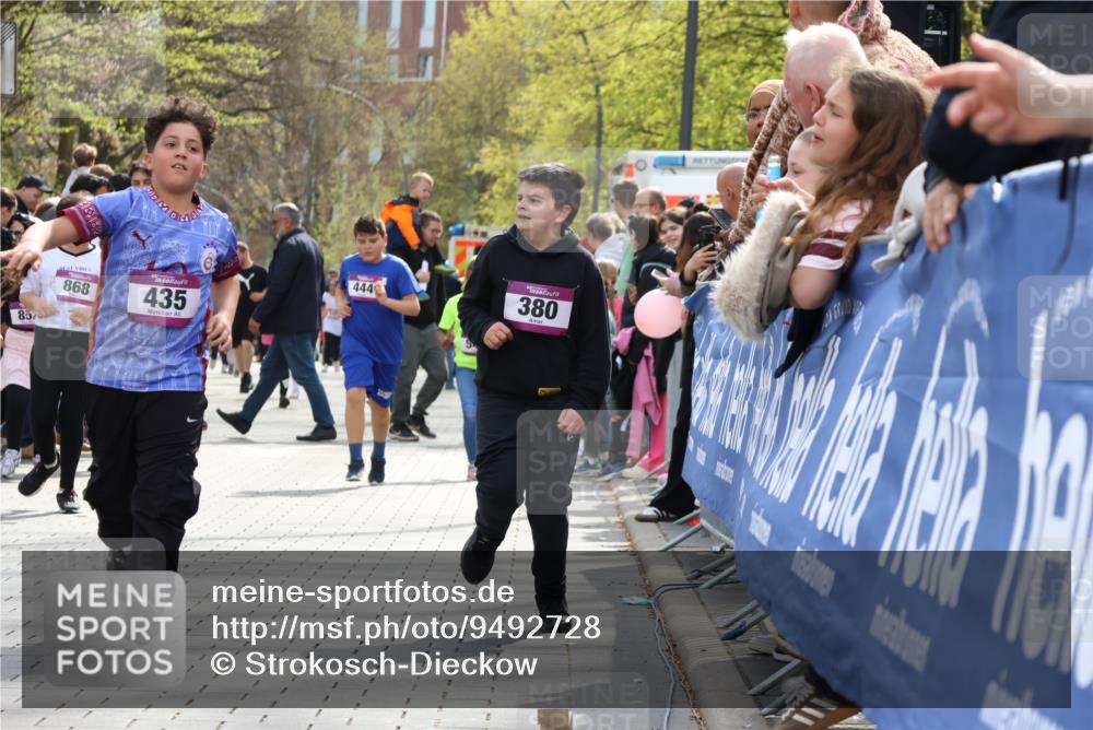 12.04.2026 - 45. Internationalen Wilhelmsburger Insellauf Strokosch-Dieckow http://msf.ph/oto/9492728 12.04.2026 14:51:07 Ziel 1047, 1074, 1054, 1843, 380, 435, 1051, 544, 444 meine-sportfotos.de