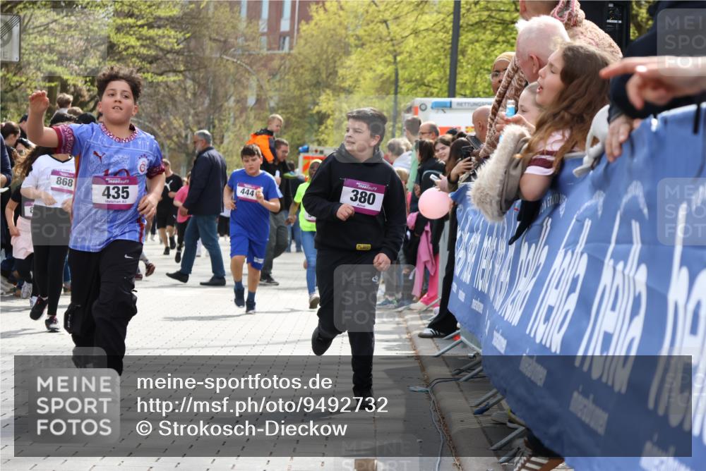12.04.2026 - 45. Internationalen Wilhelmsburger Insellauf Strokosch-Dieckow http://msf.ph/oto/9492732 12.04.2026 14:51:07 Ziel 1047, 1074, 1054, 1843, 380, 435, 1051, 544, 444 meine-sportfotos.de