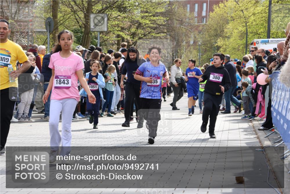 12.04.2026 - 45. Internationalen Wilhelmsburger Insellauf Strokosch-Dieckow http://msf.ph/oto/9492741 12.04.2026 14:51:06 Ziel 1042, 686, 536, 1047, 1074, 1054, 1843, 380, 435, 1051, 544 meine-sportfotos.de