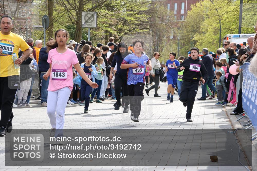 12.04.2026 - 45. Internationalen Wilhelmsburger Insellauf Strokosch-Dieckow http://msf.ph/oto/9492742 12.04.2026 14:51:06 Ziel 1042, 686, 536, 1047, 1074, 1054, 1843, 380, 435, 1051, 544 meine-sportfotos.de