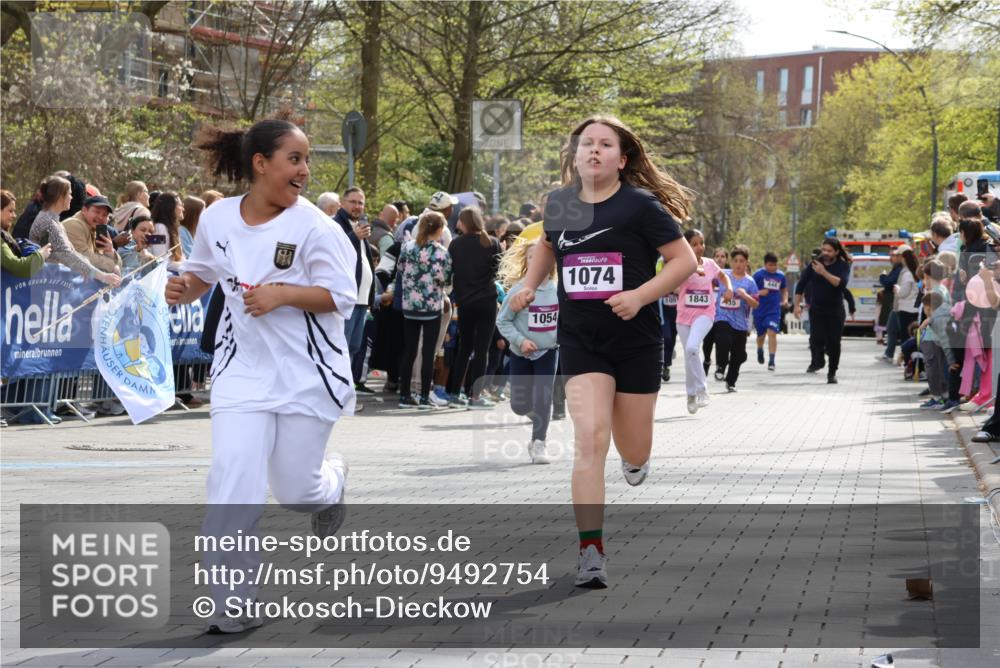 12.04.2026 - 45. Internationalen Wilhelmsburger Insellauf Strokosch-Dieckow http://msf.ph/oto/9492754 12.04.2026 14:51:01 Ziel 495, 1041, 1052, 116, 593, 1042, 686, 536, 1047, 1074, 1054 meine-sportfotos.de