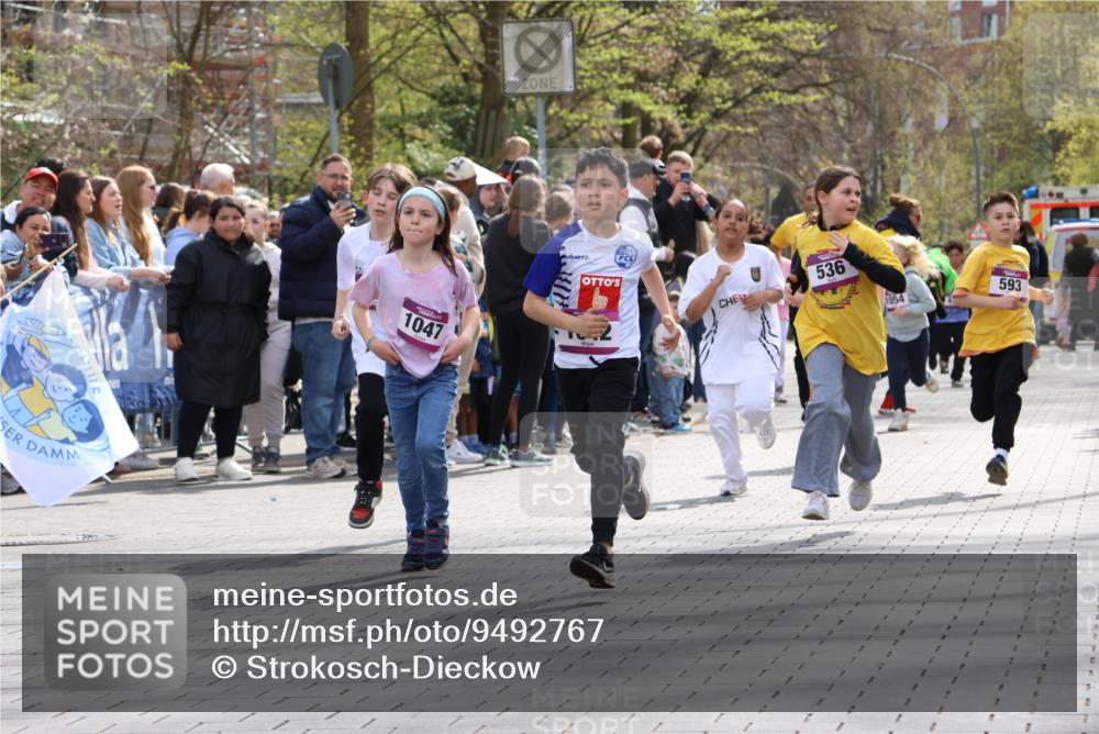 12.04.2026 - 45. Internationalen Wilhelmsburger Insellauf Strokosch-Dieckow http://msf.ph/oto/9492767 12.04.2026 14:50:57 Ziel 858, 531, 493, 1822, 495, 1041, 1052, 116, 593, 1042, 686, 536, 1047, 1074 meine-sportfotos.de