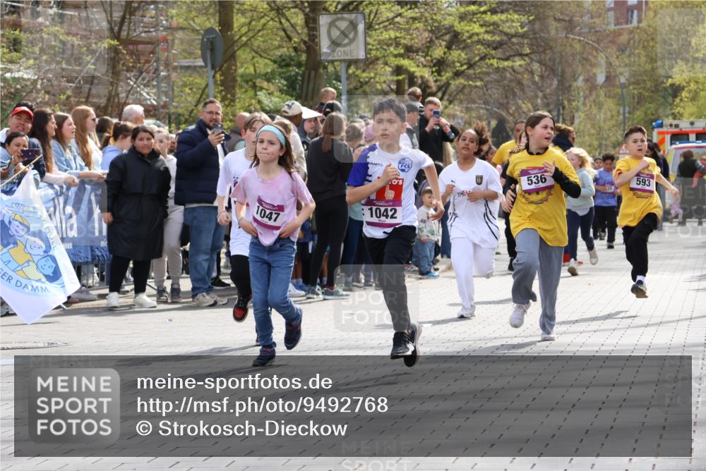 12.04.2026 - 45. Internationalen Wilhelmsburger Insellauf Strokosch-Dieckow http://msf.ph/oto/9492768 12.04.2026 14:50:57 Ziel 858, 531, 493, 1822, 495, 1041, 1052, 116, 593, 1042, 686, 536, 1047, 1074 meine-sportfotos.de