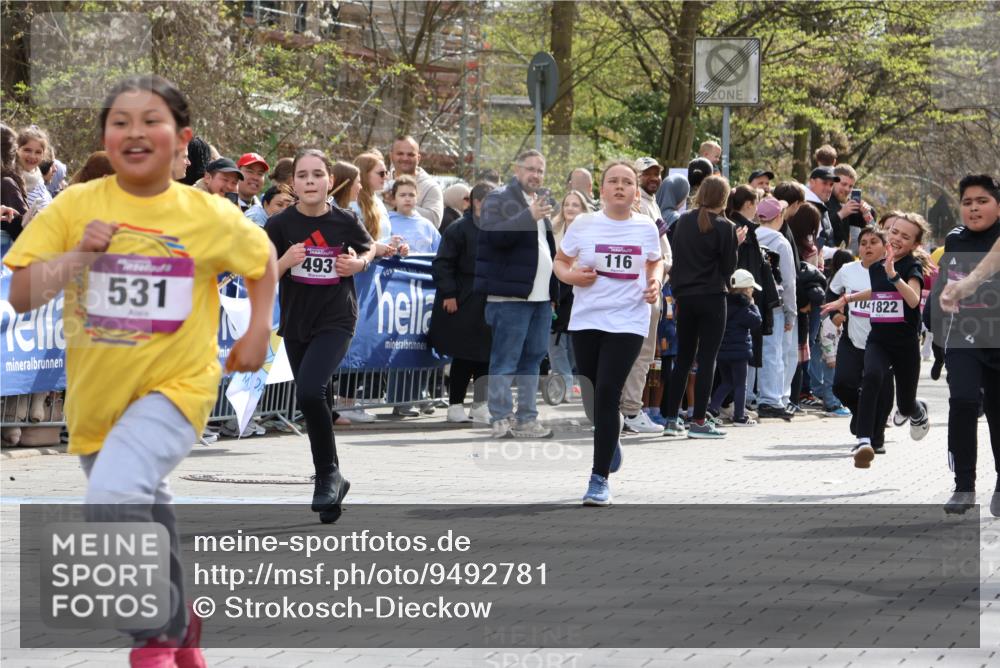 12.04.2026 - 45. Internationalen Wilhelmsburger Insellauf Strokosch-Dieckow http://msf.ph/oto/9492781 12.04.2026 14:50:52 Ziel 893, 455, 388, 663, 359, 858, 531, 493, 1822, 495, 1041, 1052, 116 meine-sportfotos.de