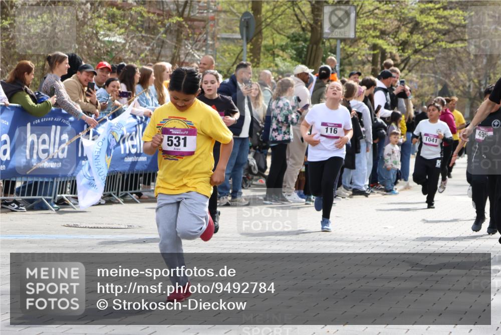 12.04.2026 - 45. Internationalen Wilhelmsburger Insellauf Strokosch-Dieckow http://msf.ph/oto/9492784 12.04.2026 14:50:52 Ziel 893, 455, 388, 663, 359, 858, 531, 493, 1822, 495, 1041, 1052, 116 meine-sportfotos.de