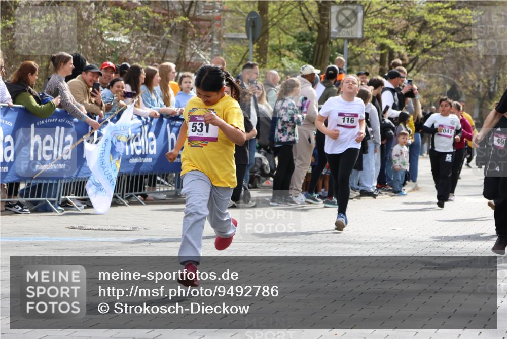 12.04.2026 - 45. Internationalen Wilhelmsburger Insellauf Strokosch-Dieckow http://msf.ph/oto/9492786 12.04.2026 14:50:52 Ziel 893, 455, 388, 663, 359, 858, 531, 493, 1822, 495, 1041, 1052, 116 meine-sportfotos.de