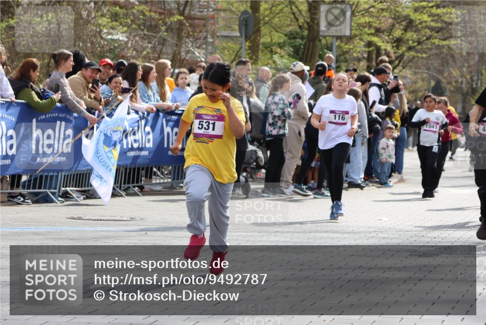 12.04.2026 - 45. Internationalen Wilhelmsburger Insellauf Strokosch-Dieckow http://msf.ph/oto/9492787 12.04.2026 14:50:52 Ziel 893, 455, 388, 663, 359, 858, 531, 493, 1822, 495, 1041, 1052, 116 meine-sportfotos.de